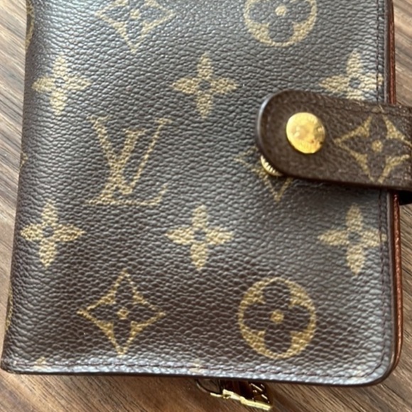Louis Vuitton Monogram Wallet Excellent Condition Unisex - Picture 7 of 15